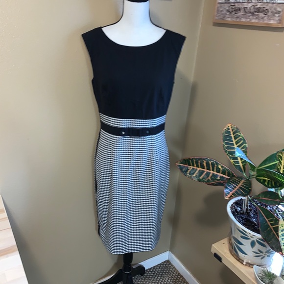 White House Black Market Dresses & Skirts - WHBM size 8 Sheath Business Sleeveless Zip Dress